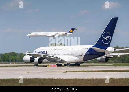 Monaco di Baviera, Germania - 02 Maggio. 2019 : Lufthansa CityLine Bombardier CRJ-900LR con la registrazione degli aeromobili D-ACKD nell'approccio alla pista del nord Foto Stock