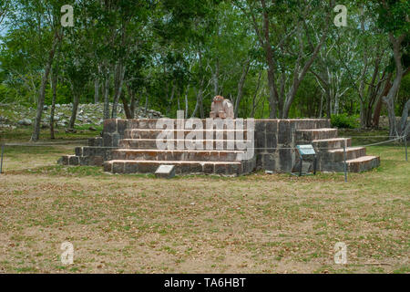 Antica statua Maya sul suo altare, che rappresenta una Jaguar con due teste, nella zona archeologica di Uxmal in Messico penisola dello Yucatan Foto Stock