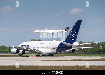 Monaco di Baviera, Germania - 02 Maggio. 2019 : Lufthansa CityLine Bombardier CRJ-900LR con la registrazione degli aeromobili D-ACKD nell'approccio alla pista del nord Foto Stock