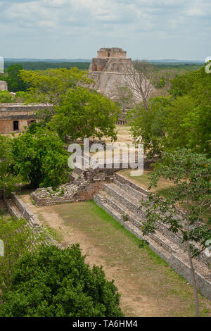 Rovine maya della zona archeologica di Uxmal, nella penisola messicana dello Yucatan, con la Grande Piramide in background Foto Stock