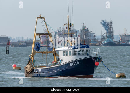 Acqua di Southampton, Inghilterra, Regno Unito. Maggio 2019. Un blu e pitturato di bianco pesca barca ormeggiata ad una boa in acqua di Southampton, Regno Unito Foto Stock