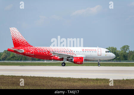 Monaco di Baviera, Germania - 02 Maggio. 2019 : Rossiya - Russian Airlines Airbus A319-114 con il velivolo numero di registrazione VP-BIU è il rullaggio per il decollo su th Foto Stock