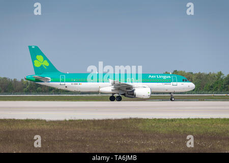 Monaco di Baviera, Germania - 02 Maggio. 2019 : Aer Lingus Airbus A320-214 con il velivolo numero di immatricolazione EI-DEM è di rullaggio per prendere il largo sul runwa settentrionale Foto Stock