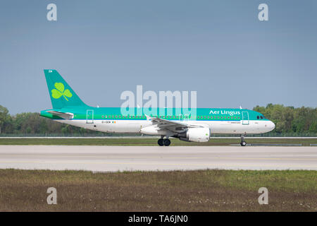 Monaco di Baviera, Germania - 02 Maggio. 2019 : Aer Lingus Airbus A320-214 con il velivolo numero di immatricolazione EI-DEM è di rullaggio per prendere il largo sul runwa settentrionale Foto Stock