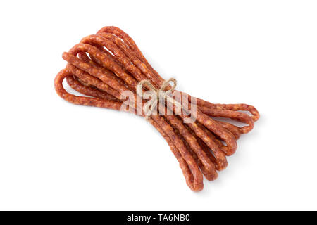 Polacco Kabanosy sottile salsicce di carne di maiale close up isolati su sfondo bianco Foto Stock