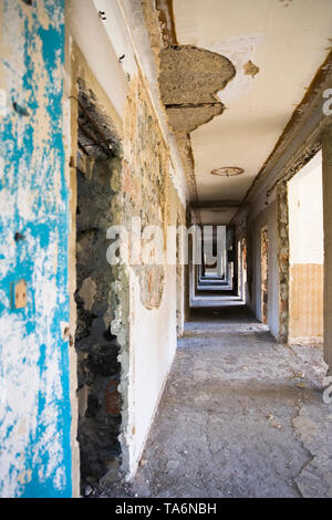 Vista in corridoio in rovina in edificio abbandonato Foto Stock