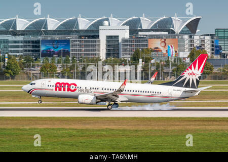 Monaco di Baviera, Germania - 11. Settembre 2018 : AMC Airlines Boeing 737-86N con la registrazione su-BPZ, è di atterraggio sulla pista del sud di Monaco di Baviera airpo Foto Stock