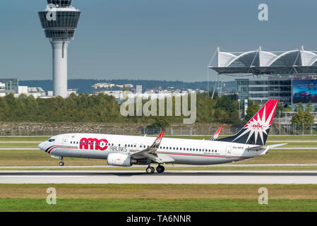 Monaco di Baviera, Germania - 11. Settembre 2018 : AMC Airlines Boeing 737-86N con la registrazione su-BPZ, è di atterraggio sulla pista del sud di Monaco di Baviera airpo Foto Stock