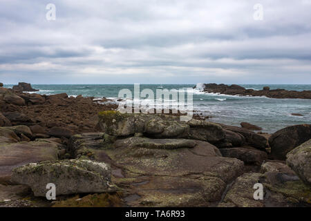 Il pericoloso ingresso Porth Hellick a bassa marea e in un forte vento onshore, St. Mary's, isole Scilly, REGNO UNITO Foto Stock