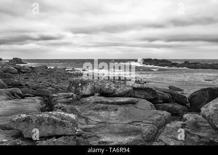 Il pericoloso ingresso Porth Hellick a bassa marea e in un forte vento onshore, St. Mary's, isole Scilly, UK: versione in bianco e nero Foto Stock