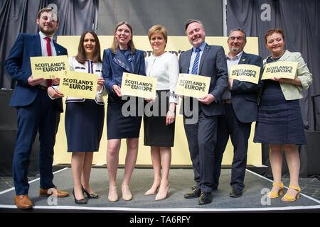 Glasgow, Regno Unito. 17 maggio 2019. Nicola lo storione, il Primo Ministro e il leader del Partito nazionale scozzese, lancia i SNP Unione Manifesto elettorale Nel Barras in Glasgow east end di oggi. La SNP desidera interrompere Brexit e mantenere i legami con i nostri vicini europei e partner commerciali. Foto Stock