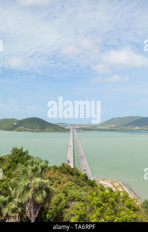 Vista da Thaksin museo del folclore su Thale Sap e Prem Tinsulanonda Bridge, Ko Yo, Songkhla, Thailandia Foto Stock