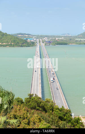 Vista da Thaksin museo del folclore su Thale Sap e Prem Tinsulanonda Bridge, Ko Yo, Songkhla, Thailandia Foto Stock