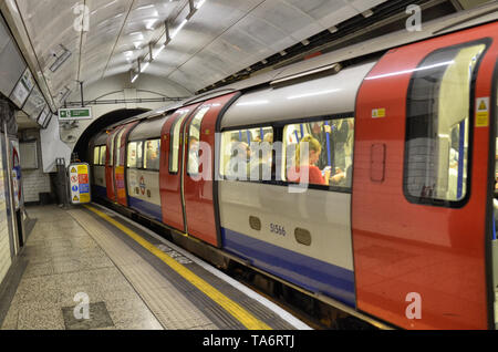 La fermata della metro di Londra, Regno Unito, 14 giugno 2018. Le porte aperte, i passeggeri escono e immettere, le porte si chiudono nuovamente prima della metropolitana foglie f Foto Stock