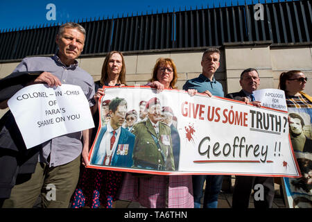 Le famiglie e i sostenitori di quelli uccisi in sparatorie che coinvolgono il reggimento paracadutata Ballymurphy nella parte occidentale di Belfast 1971, protesta contro la visita del Principe di Galles, il reggimento il comandante in capo a Belfast. Foto Stock