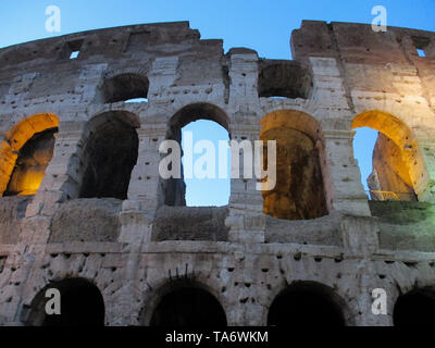 Frammento del Colosseo facciata (Anfiteatro flaviano) in Roma Lazio Italia. Il Colosseo è famoso punto di riferimento e simbolo principale di Roma. Foto Stock