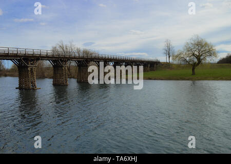 Passerella in legno oltre il fiume Korana in Karlovac, Croazia Foto Stock