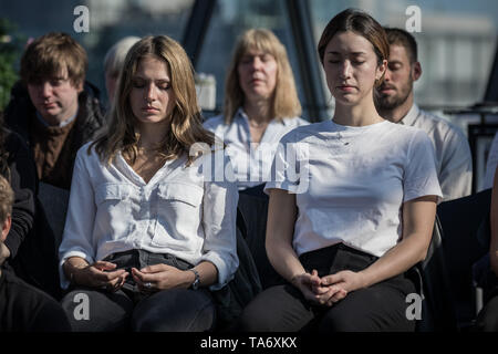 Mondo giorno meditazione eseguita nella parte superiore dell'edificio Gherkin guidato da meditazione guru sarà Williams. Londra, Regno Unito. Foto Stock