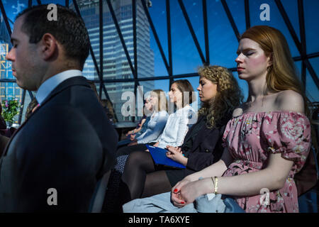 Mondo giorno meditazione eseguita nella parte superiore dell'edificio Gherkin guidato da meditazione guru sarà Williams. Londra, Regno Unito. Foto Stock