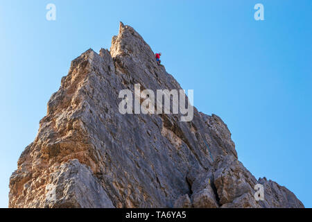 Cinque Torri, Dolomiti, Italia - 21 agosto 2018: scalatore in alto su un classico multi-percorso passo a Cinque Torri, Italia, un famoso arrampicata Foto Stock