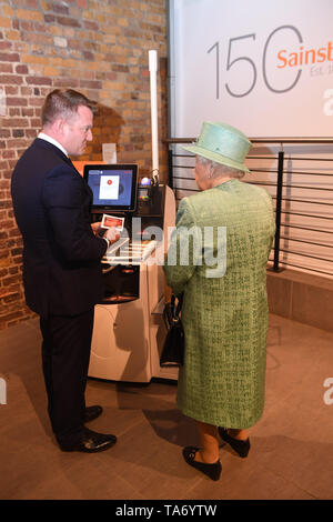 La regina Elisabetta II è illustrato un moderno self service fino a come lei vede una replica di uno degli originali Sainsbury's stores durante una visita a Covent Garden di Londra. La manifestazione ha segnato il centocinquantesimo anniversario della catena di supermercati prima apertura. Foto Stock