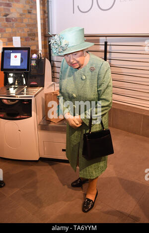 La regina Elisabetta II è illustrato un moderno self service fino a come lei vede una replica di uno degli originali Sainsbury's stores durante una visita a Covent Garden di Londra. La manifestazione ha segnato il centocinquantesimo anniversario della catena di supermercati prima apertura. Foto Stock