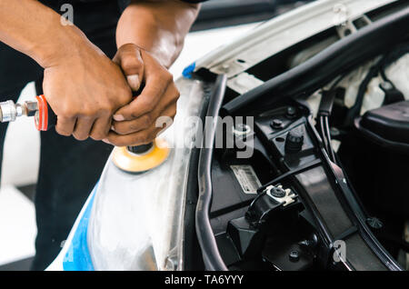 Fari auto pulizia con tampone di potenza. Foto Stock