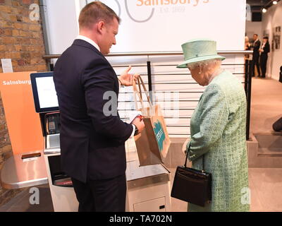 La regina Elisabetta II è illustrato un moderno self service fino a come lei vede una replica di uno degli originali Sainsbury's stores durante una visita a Covent Garden di Londra. La manifestazione ha segnato il centocinquantesimo anniversario della catena di supermercati prima apertura. Foto Stock