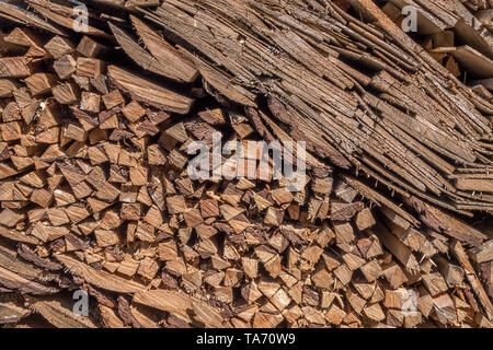 Legna da ardere tagliato e impilate ordinatamente in pila al di fuori pronto per l'uso di legna in caminetti e bruciatori di legno Foto Stock