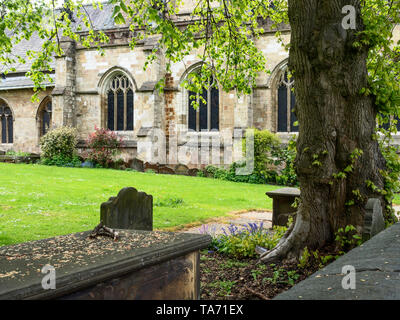 St Johns Chiesa Parrocchiale nella primavera Knaresborough North Yorkshire, Inghilterra Foto Stock