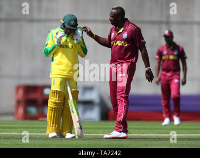 West Indies" Andre Russell (destra) controlli in Australia Usman Khawaja (sinistra) dopo lo hanno colpito alla testa da un buttafuori durante la Coppa del Mondo di warm-up corrisponda alla terra nursery, Southampton. Foto Stock