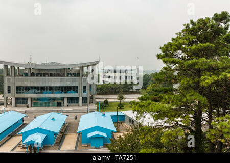 Panmunjom, Corea del Nord - Luglio 30, 2014: Panmunjom, confine tra Corea del Nord e Corea del Sud. Vista dalla Corea del Nord. Il Comune di area di sicurezza da nord Foto Stock