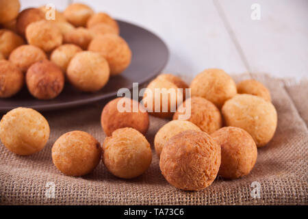 Palline di pane appena sfornato in casa cottage cheese ciambelle sul tovagliolo di iuta Foto Stock