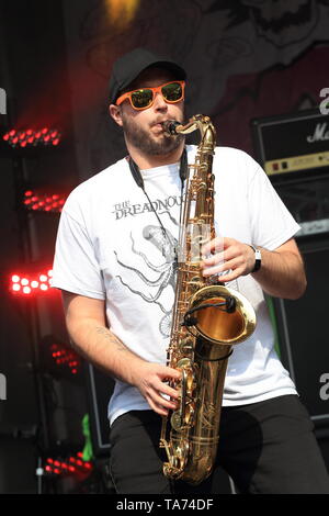 Quebec, Canada. Trombone player, Josh Michaud di Kman & il 45s esibirsi dal vivo sul palco durante il Pouzza Fest di Montreal. Foto Stock