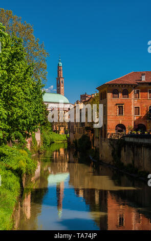 Splendida rinascimentale Basilica Palladiana visto dal fiume Retrone nel centro storico di Vicenza Foto Stock