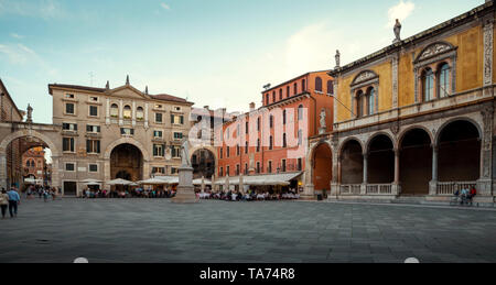 Verona, Italia - 14 Luglio 2014: Panorama della piazza cittadina nella città di Verona, Italia Foto Stock