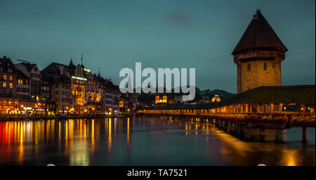 Lucerna, Svizzera - 22 Luglio 2014: Panorama di Lucerna città vecchia con il Ponte della Cappella di notte, Svizzera Foto Stock