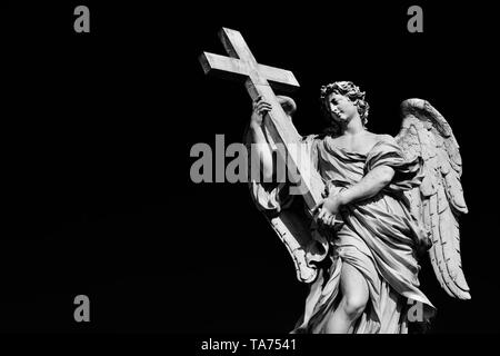 Statua di angelo azienda Santa Croce. Un barocco del XVII secolo capolavoro alla sommità di Sant'Angelo Bridge nel centro di Roma (in bianco e nero con copia Foto Stock