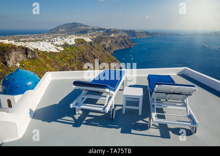 Due sedie a sdraio sulla terrazza dell'isola di Santorini, Grecia Foto Stock