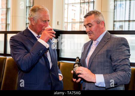 Il Principe di Galles ha un bicchiere di Belfast nero con Bernard Sloan della birreria di Whitewater come frequenta un ricevimento presso il Grand Central Hotel ha ospitato dallo Spirito di Belfast per celebrare coloro coinvolti nella fornitura il successo del turismo e artigianale di settori alimentari a Belfast. Foto Stock