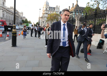 Ex Segretario alla difesa Gavin Williamson lascia la sede del parlamento di Westminster a Londra. Foto Stock