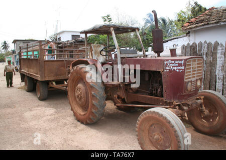 Trinidad, Cuba - Marzo 30, 2006: vecchio trattore raccogliere rifiuti in Trinidad, Cuba - una città coloniale patrimonio UNESCO Foto Stock