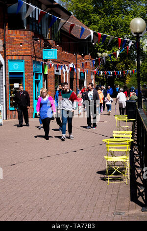 The Maltings complesso per lo shopping con unità di vendita al dettaglio a fianco del fiume Avon Foto Stock