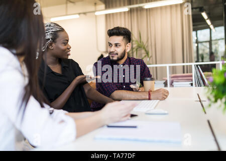 Capo imprenditrice stiamo lavorando con il team internazionale di espandere il nostro business sul mercato globale in Asia, Europa e America. Lavorare tranquillamente avere chiaro g Foto Stock