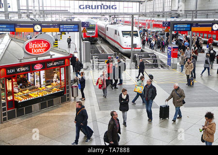 Monaco di Baviera, Germania - stazione centrale di Monaco partenze e arrivi Foto Stock