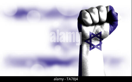 Bandiera di Israele dipinta sul pugno maschio, forza,alimentazione,nozione di conflitto. Su uno sfondo sfocato con un buon posto per il vostro testo. Foto Stock