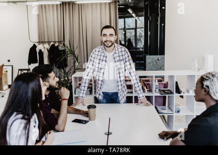 Imprenditore interagendo con i colleghi durante la riunione in ufficio Foto Stock