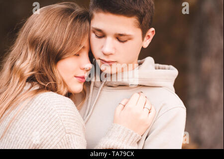 Ragazza adolescente e ragazzo in posa all'aperto closeup. Relazione. Teenagerhood. Foto Stock