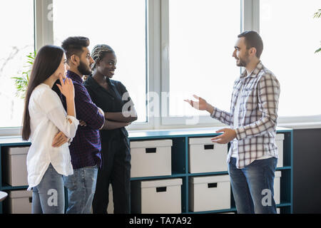 Un gruppo di imprenditori aventi informale riunione di Office Foto Stock