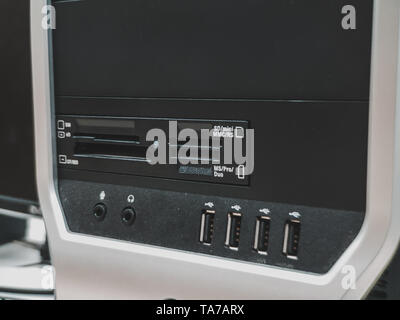In prossimità della parte anteriore del pannello di IO di un pc con porta USB e lettore di schede SD e ingresso audio jack di uscita. Foto Stock